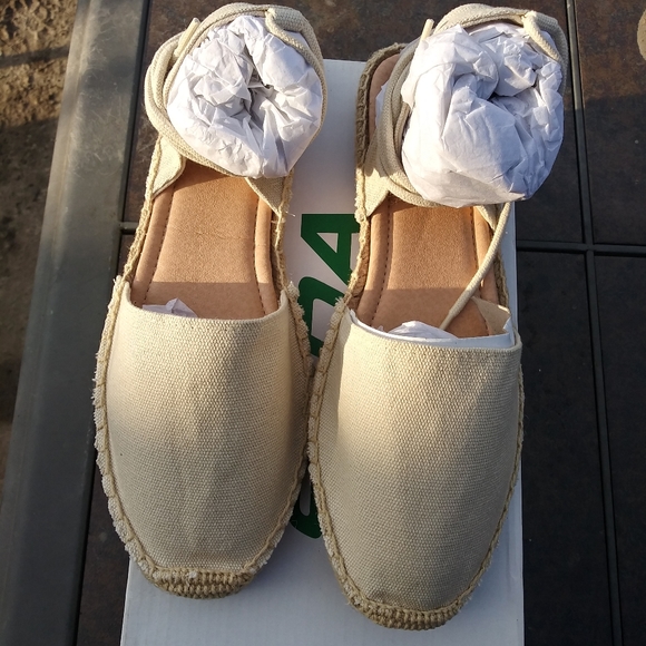 Tan soda sandals NWB - Picture 2 of 3